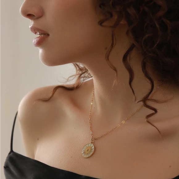 Pearl Shell Starburst Pendant Paperclip Chain 18K Real Gold Plated Necklace - Picture 2 of 10